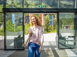 Frau geht durch den Eingang im Heilstollen