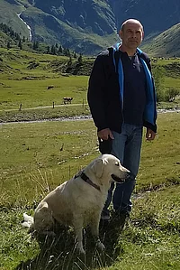 Portrait von Morbus Bechterew Patient im Heilstollen