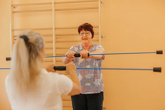 Patientin mit Morbus Bechterew trainiert mit Physiotherapeutin.