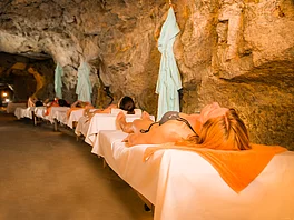 Patienten entspannen sich auf Liegen im Radonstollen