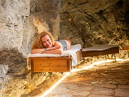 Der Heilstollen entfaltet bei einer liegenden Patientin seine spezifische Wirkung mit Radon, hoher Temperatur und Luftfeuchtigkeit