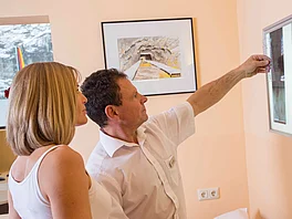 Patientin betrachtet mit Arzt Roentgenbild im Gasteiner Heilstollen.