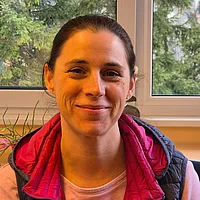 Patientin Theresa Schmid mit Rheumatoider Arthritis im Gasteiner Heilstollen.