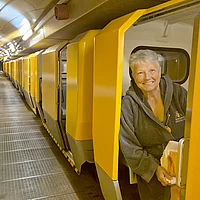 Patientin mit Fibromyalgie bei ihrer Einfahrt in den Gasteiner Heilstollen.