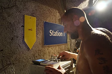 Mitarbeiter führt Kontrollen durch auf Station 1 im Gasteiner Heilstollen. 