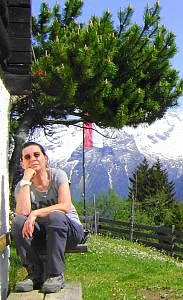 Patientin Sylvia Renner posiert vor Baum im Gasteiner Heilstollen.