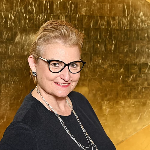 Portrait von Morbus Bechterew Patientin Baumgartner Eva Maria im Heilstollen.