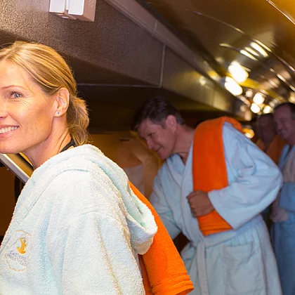 Patienten steigen in den Zug und freuen sich auf die Einfahrt im Gasteiner Heilstollen