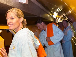 Patienten steigen in den Zug und freuen sich auf die Einfahrt im Gasteiner Heilstollen