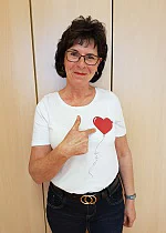 Portrait von Rheumatoide Arthritis Patientin Christa Limmer im Heilstollen.