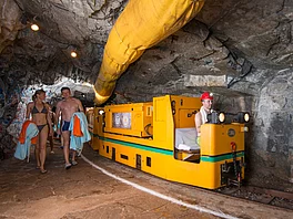 Patienten steigen im Radonstollen aus dem Zug aus