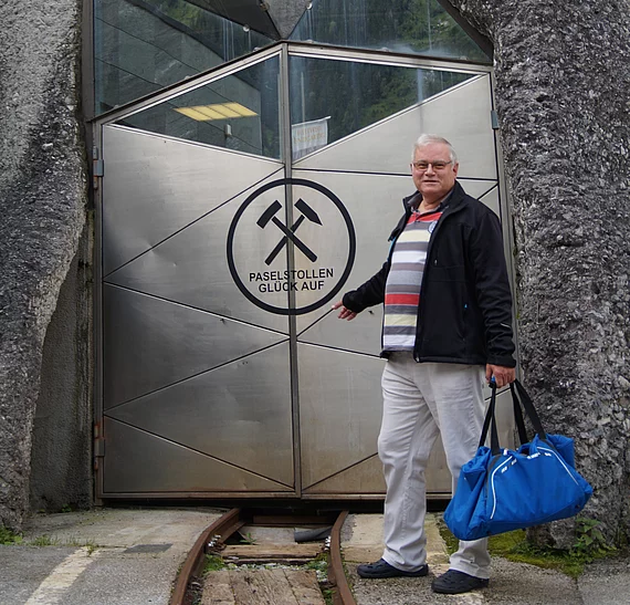 Patient mit Morbus Bechterew vor der Erzader im Heilstollen während Corona.