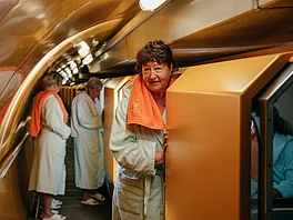 Patientin mit Morbus Bechterew steigt in den Zug im Gasteiner Heilstollen ein.