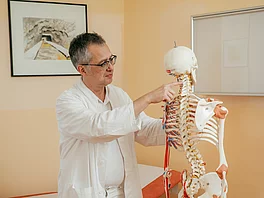 Kuarzt zeigt am Skelett etwas vor im Gasteiner Heilstollen.