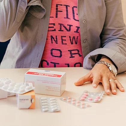 Patientin mit Fibromyalgie sitzt vor ihren Medikamenten im Gasteiner Heilstollen.