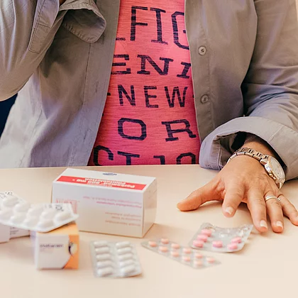 Patientin mit Fibromyalgie sitzt vor ihren Medikamenten im Gasteiner Heilstollen.