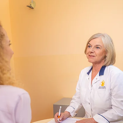 Die Ärztin und die Patientin führen ein Vorgespräch
