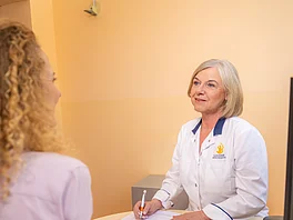 Die Ärztin und die Patientin führen ein Vorgespräch