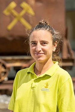 Portrait der Ärztin Dr. Julia Evangelist vor dem Gasteiner Heilstollen