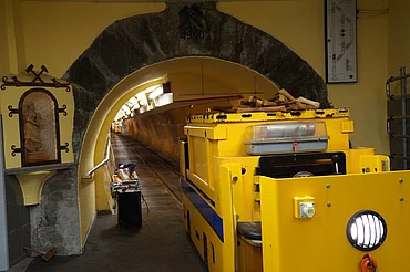 Lok von vorne am Bahnhof beim Gasteiner Heilstollen.