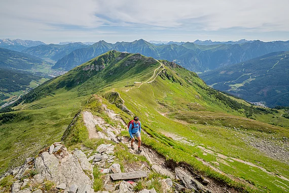 Wandern Stubner (c) Gasteinertal Tourismus GmbH, Christoph Obers Wanderer am Weg zum Stubnerkogel mit Blick über die Gasteiner Berge