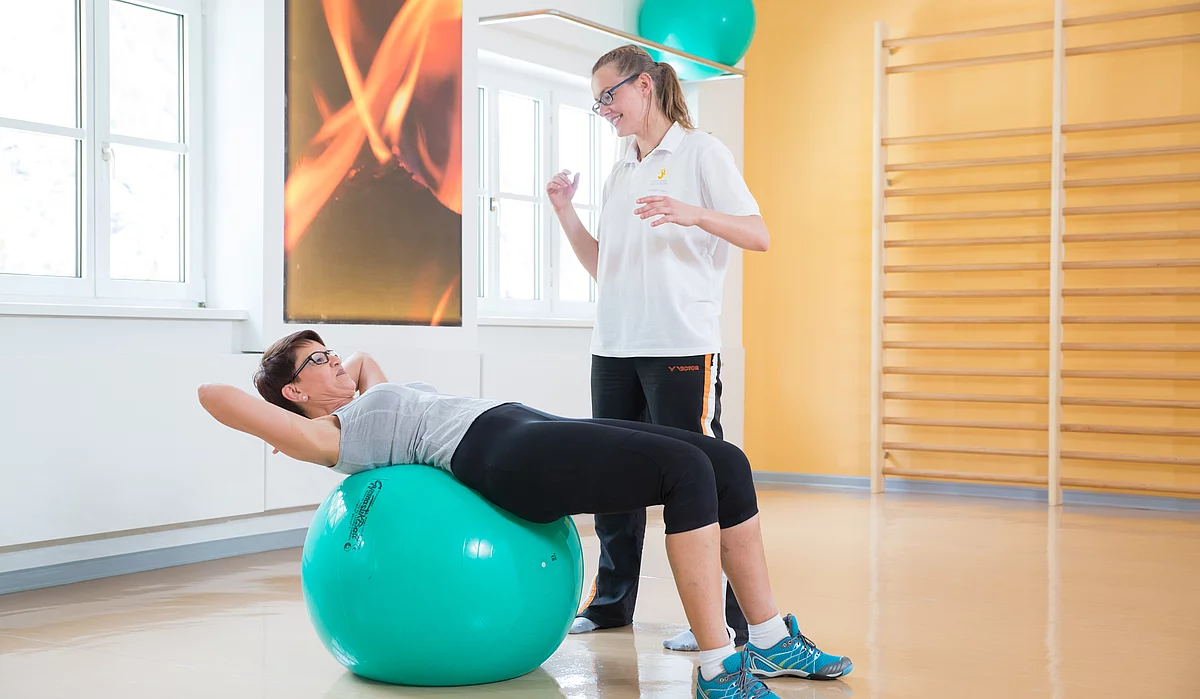 Gasteiner Heilstollen Patientin mit Fibromyalgie bei einer Physiotherapie mit Gymnastikball.