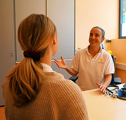 Ärztlich Leiterin vom Gasteiner Heilstollen Julia Evangelist im Patientengespräch.
