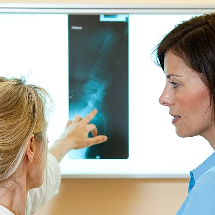 Ärztin bespricht mit Patientin das Röntgenbild im Gasteiner Heilstollen.