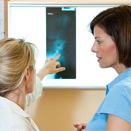 Ärztin bespricht mit Patientin das Röntgenbild im Gasteiner Heilstollen.