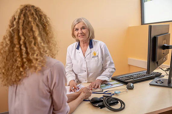 Die Ärztin tauscht sich mit der Patientin vor dem medizinischen check up aus