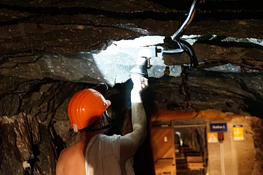 Mitarbeiter führt Kontrollen durch während der Schließzeit im Gasteiner Heilstollen.