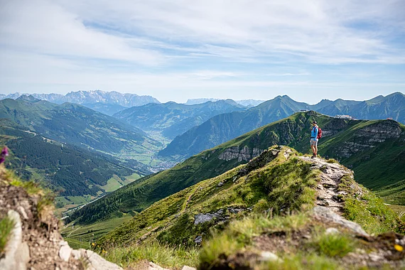 Wandern Stubner (c) Gasteinertal Tourismus GmbH, Christoph Obers Wanderer am Stubnerkogel in Gastein mit Blick über die Gasteiner Berge