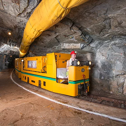 Zug fährt in den Radonstollen