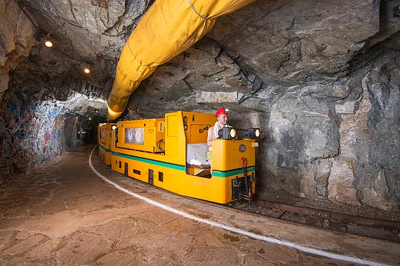 Zug fährt in den Radonstollen