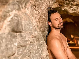 Patient entspannt sich in der ruhigen Umgebung des Gasteiner Heilstollens