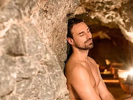 Patient entspannt sich in der ruhigen Umgebung des Gasteiner Heilstollens