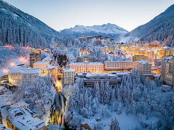 Bad Gastein Zentrum (c) Gasteinertal Tourismus GmbH, Christoph O Bad Gastein Zentrum Winterbild am Abend mit beleuchteten Hotels
