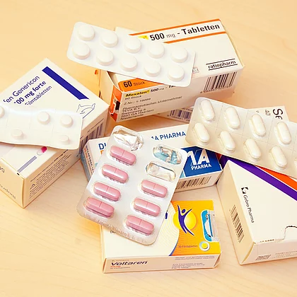 Medikamentenberg einer Patientin mit Fibromyalgie vor der Gasteiner Heilstollen Therapie.