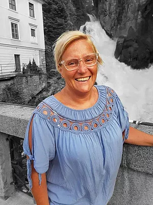 Portrait von Morbus Bechterew Patientin Kerstin Schabauer im Heilstollen.