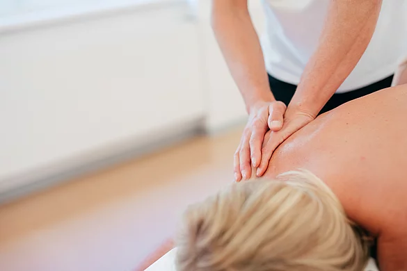 Patientin mit Fibromyalgie bekommt Massageanwendung im Heilstollen.