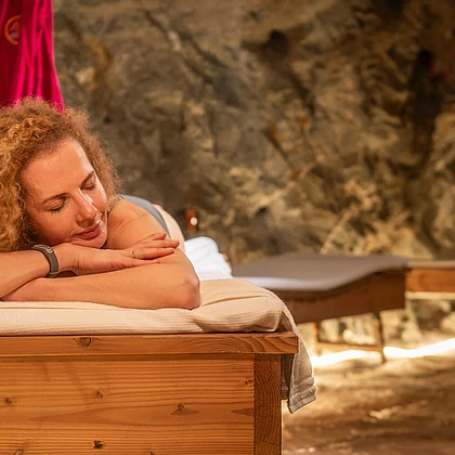 Patientin liegend während der Radontherapie im Gasteiner Heilstollen