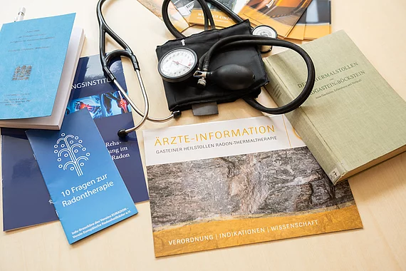 Prospekte und medizinische Geraete liegen auf einem Tisch im Gasteiner Heilstollen.