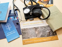 Prospekte und medizinische Geraete liegen auf einem Tisch im Gasteiner Heilstollen.