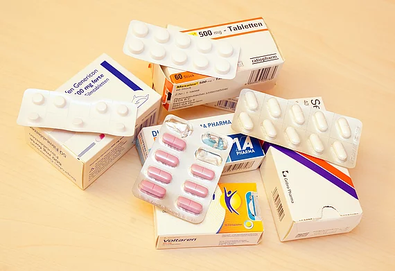 Medikamentenberg einer Patientin mit Fibromyalgie vor der Gasteiner Heilstollen Therapie.