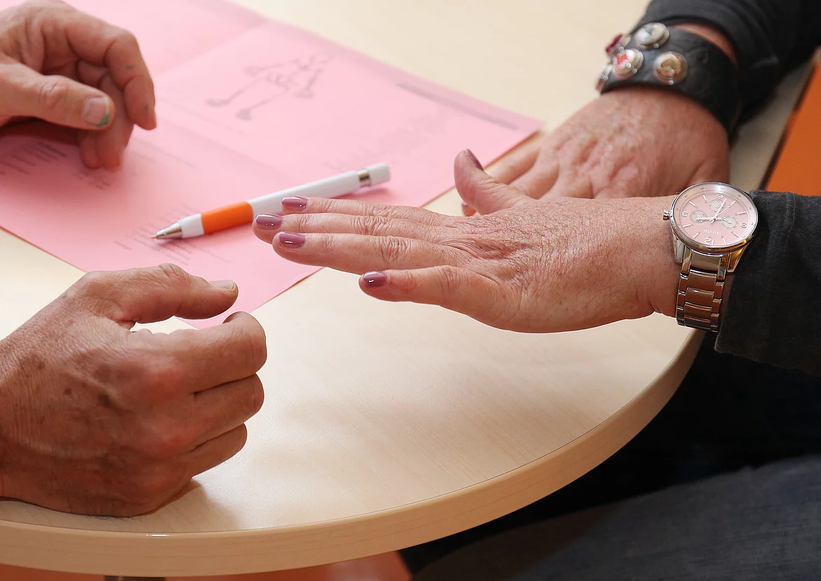 Patientin mit Rheuma Psoriasis Arthritis zeigt ihre Hände im Gasteiner Heilstollen.