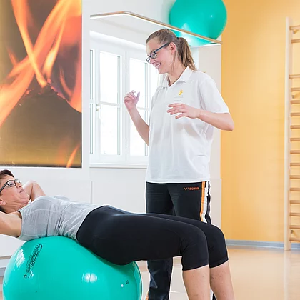 Gasteiner Heilstollen Patientin mit Fibromyalgie bei einer Physiotherapie mit Gymnastikball.