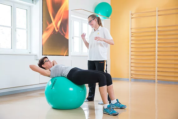 Gasteiner Heilstollen Patientin mit Fibromyalgie bei einer Physiotherapie mit Gymnastikball.
