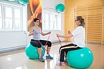 Gasteiner Heilstollen Patientin mit Fibromyalgie macht Gymnastikübungen mit Therapeutin Gasteiner Heilstollen.