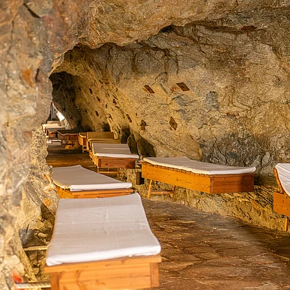 Die Liegen im Gasteiner Heilstollen auf Station 1