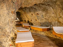Die Liegen im Gasteiner Heilstollen auf Station 1